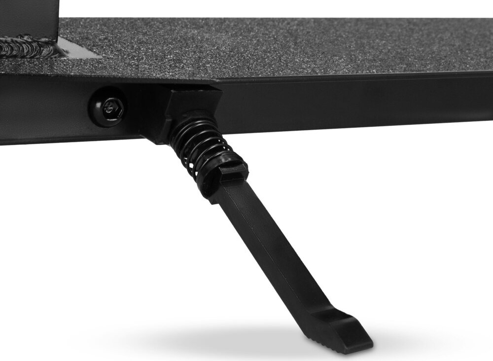 Hulajnoga SPOKEY City Flow 200 Czarno-różowy zbliżenie na stopkę aktywny tryb życia sprawne przemieszczanie się regulowana kierownica duże kółka lekka konstrukcja możliwość składania rekreacja funkcjonalność komfortowa i bezpieczna jazda składana stopka wytrzymała nóżka w centralnym punkcie ciężkości