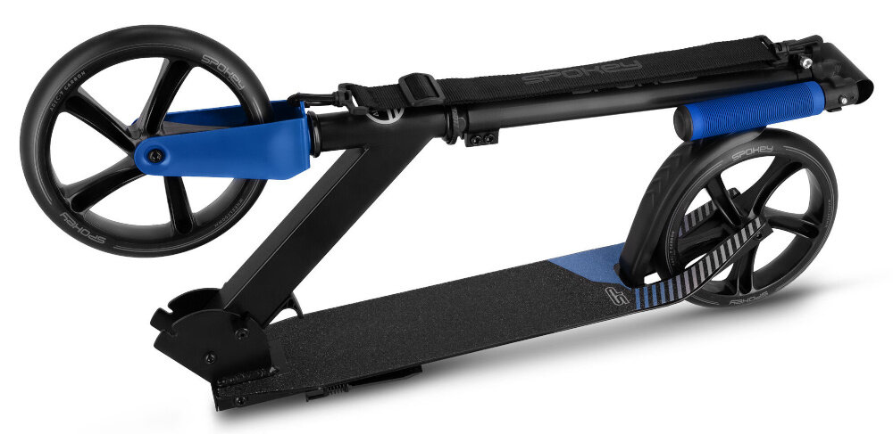 Hulajnoga SPOKEY City Flow 200 Czarno-niebieski złożona hulajnoga na białym tle wygoda funkcjonalność do jazdy rekreacyjnej dla początkujących średniozaawansowanych stabilna konstrukcja duże kółka antypoślizgowy deck wspiera rozwój sprawności fizycznej szybkie przemieszczanie się