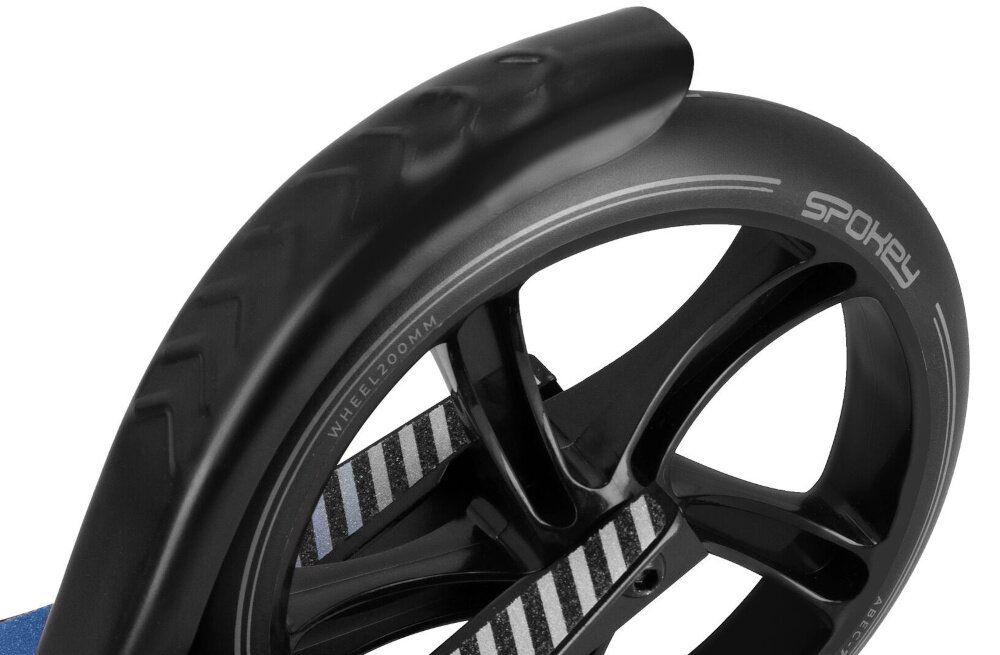 Hulajnoga SPOKEY City Flow 200 Czarno-niebieski zbliżenie na hamulec tylny hamulec nożny skuteczna kontrola prędkości bezpieczne zatrzymanie hulajnogi płynna reakcja solidna konstrukcja hamulca antypoślizgowy deck