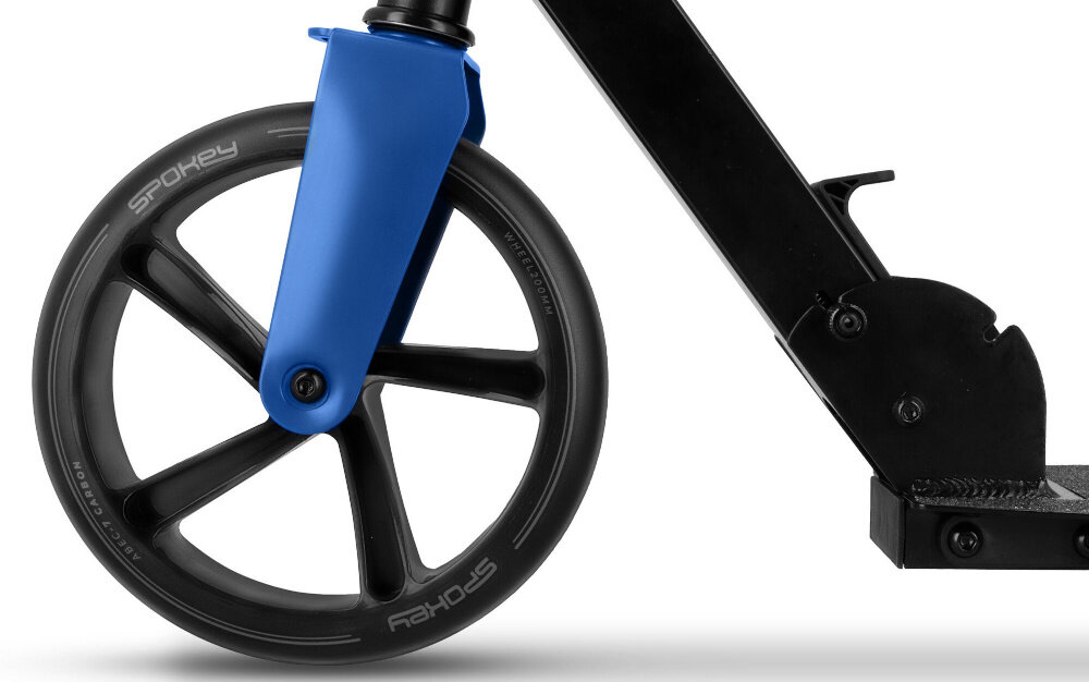 Hulajnoga SPOKEY City Flow 200 Czarno-niebieski zbliżenie na przednie kółko kółka o średnicy 200 mm z poliuretanu (PU) o twardości 82A łożyska ABEC-7 Carbon płynność jazdy stabilność ogranicza wibracje komfort duża powierzchnia styku z podłożem