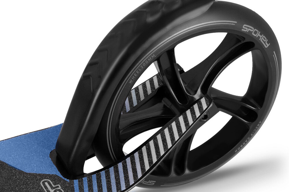 Hulajnoga SPOKEY City Flow 200 Czarno-niebieski zbliżenie na tylne koło łożyska ABEC-7 Carbon efektywność jazdy każdy ruch jest płynny hulajnoga osiąga odpowiednią prędkość bez większego wysiłku użytkownika długa żywotność kół i stabilność konstrukcji kółka zużywają się wolniej