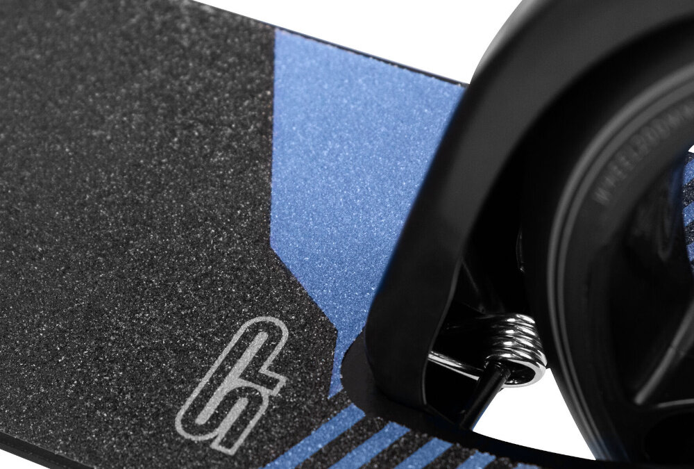 Hulajnoga SPOKEY City Flow 200 Czarno-niebieski zbliżenie na deck deck wykonany z materiałów oferujących przyczepność minimalizują ryzyko poślizgnięcia się stopy szeroki deck kontrola nad hulajnogą ułatwia wykonywanie skrętów stabilna platforma