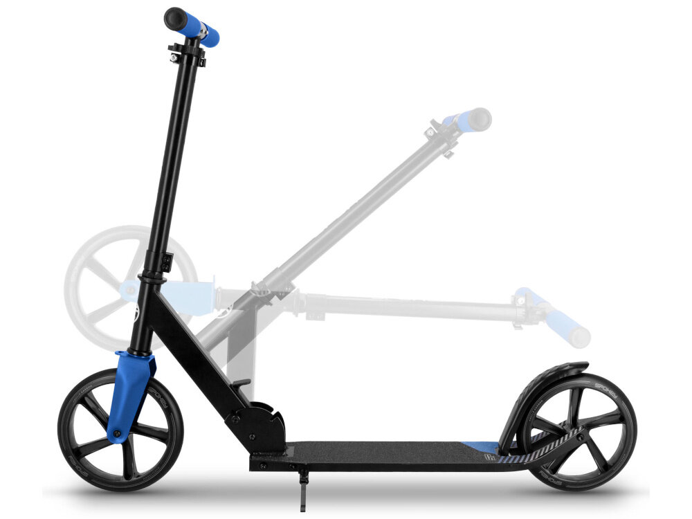 Hulajnoga SPOKEY City Flow 200 Czarno-niebieski hulajnoga na białym tle widoczna z boku pokazany system składania mechanizm składania lekka konstrukcja waga 3,5 kg pasek transportowy zwiększa mobilność użytkownika po złożeniu zajmuje niewiele miejsca