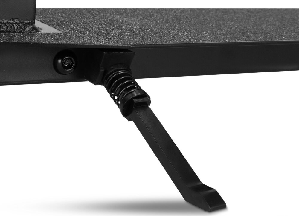 Hulajnoga SPOKEY City Flow 200 Czarno-niebieski zbliżenie na stopkę aktywny tryb życia sprawne przemieszczanie się regulowana kierownica duże kółka lekka konstrukcja możliwość składania rekreacja funkcjonalność komfortowa i bezpieczna jazda składana stopka wytrzymała nóżka w centralnym punkcie ciężkości