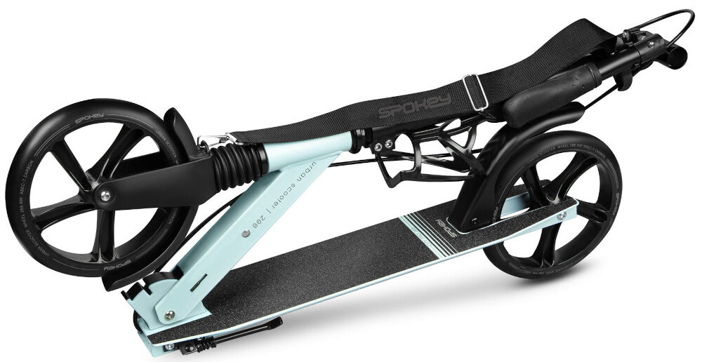 Hulajnoga SPOKEY City Flow 200 Pro Czarno-zielony złożona hulajnoga na białym tle wygoda funkcjonalność do jazdy rekreacyjnej dla początkujących średniozaawansowanych stabilna konstrukcja duże kółka antypoślizgowy deck wspiera rozwój sprawności fizycznej szybkie przemieszczanie się
