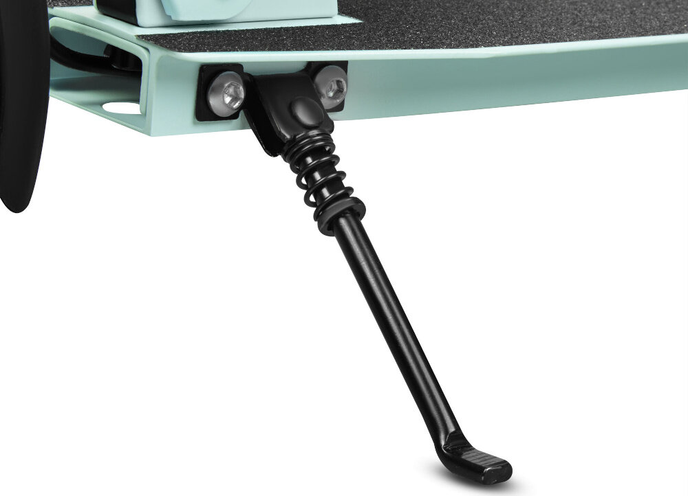 Hulajnoga SPOKEY City Flow 200 Pro Czarno-zielony zbliżenie na stopkę aktywny tryb życia sprawne przemieszczanie się regulowana kierownica duże kółka lekka konstrukcja możliwość składania rekreacja funkcjonalność komfortowa i bezpieczna jazda składana stopka wytrzymała nóżka w centralnym punkcie ciężkości