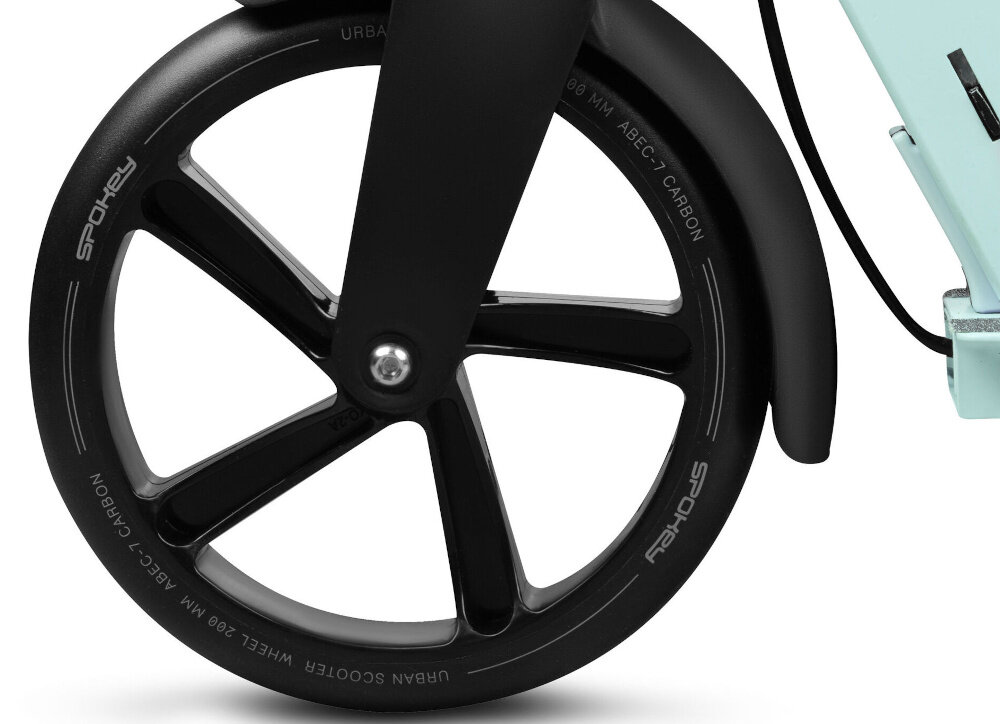 Hulajnoga SPOKEY City Flow 200 Pro Czarno-zielony zbliżenie na przednie kółko kółka o średnicy 200 mm z poliuretanu (PU) o twardości 82A łożyska ABEC-9 Carbon płynność jazdy stabilność ogranicza wibracje komfort duża powierzchnia styku z podłożem