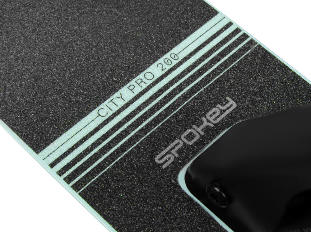Hulajnoga SPOKEY City Flow 200 Pro Czarno-zielony zbliżenie na deck deck wykonany z materiałów oferujących przyczepność minimalizują ryzyko poślizgnięcia się stopy szeroki deck o wymiarach 55 x 11 cm kontrola nad hulajnogą ułatwia wykonywanie skrętów stabilna platforma