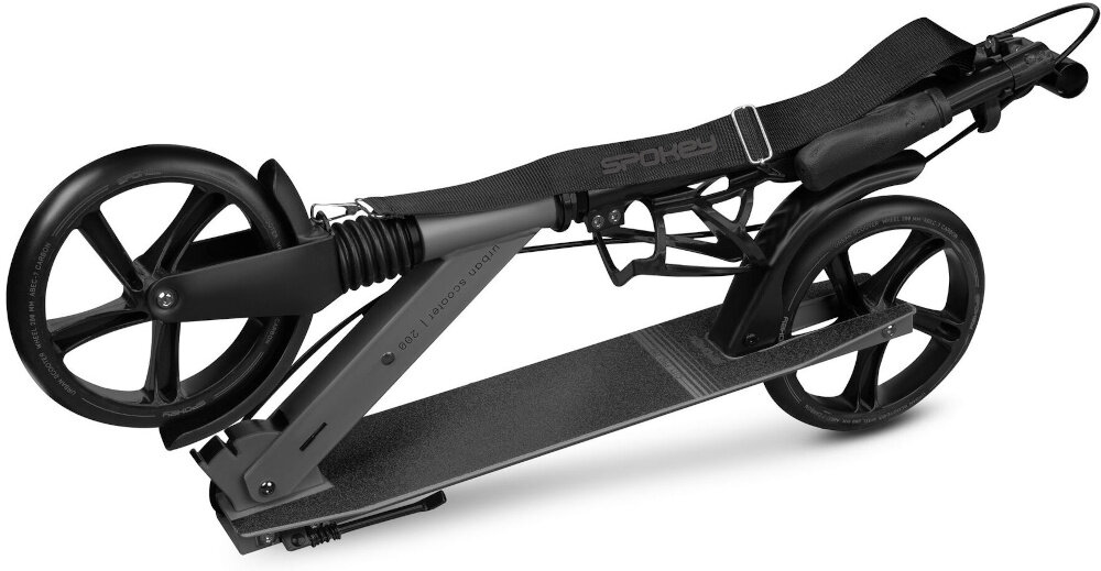 Hulajnoga SPOKEY City Flow 200 Pro Czarno-szary złożona hulajnoga na białym tle wygoda funkcjonalność do jazdy rekreacyjnej dla początkujących średniozaawansowanych stabilna konstrukcja duże kółka antypoślizgowy deck wspiera rozwój sprawności fizycznej szybkie przemieszczanie się