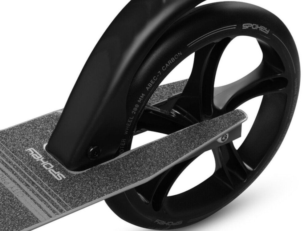 Hulajnoga SPOKEY City Flow 200 Pro Czarno-szary zbliżenie na tylne koło łożyska ABEC-9 Carbon efektywność jazdy każdy ruch jest płynny hulajnoga osiąga odpowiednią prędkość bez większego wysiłku użytkownika długa żywotność kół i stabilność konstrukcji kółka zużywają się wolniej