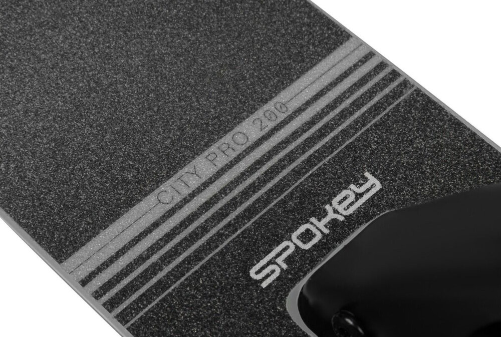 Hulajnoga SPOKEY City Flow 200 Pro Czarno-szary zbliżenie na deck deck wykonany z materiałów oferujących przyczepność minimalizują ryzyko poślizgnięcia się stopy szeroki deck o wymiarach 55 x 11 cm kontrola nad hulajnogą ułatwia wykonywanie skrętów stabilna platforma