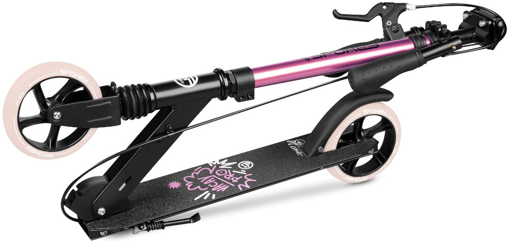 Hulajnoga SPOKEY Vacay Pro Czarno-różowy złożona hulajnoga na białym tle wygoda funkcjonalność dla dzieci i młodzieży do jazdy rekreacyjnej dla początkujących średniozaawansowanych stabilna konstrukcja duże kółka antypoślizgowy deck wspiera rozwój sprawności fizycznej szybkie przemieszczanie się