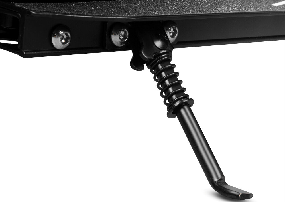 Hulajnoga SPOKEY Vacay Pro Czarno-różowy zbliżenie na stopkę aktywny tryb życia sprawne przemieszczanie się regulowana kierownica duże kółka lekka konstrukcja możliwość składania rekreacja funkcjonalność komfortowa i bezpieczna jazda składana stopka wytrzymała nóżka w centralnym punkcie ciężkości