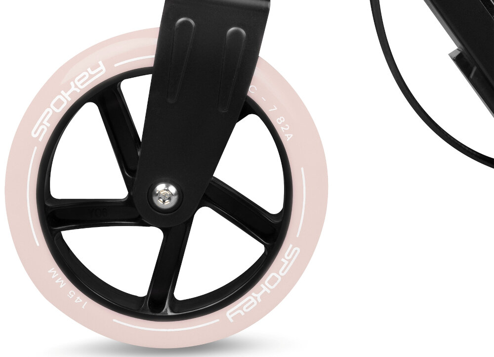 Hulajnoga SPOKEY Vacay Pro Czarno-różowy zbliżenie na przednie kółko kółka o średnicy 145 mm z poliuretanu (PU) o twardości 82A łożyska ABEC-7 Carbon płynność jazdy stabilność ogranicza wibracje komfort duża powierzchnia styku z podłożem
