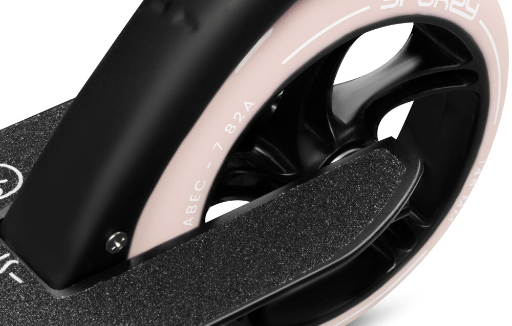 Hulajnoga SPOKEY Vacay Pro Czarno-różowy zbliżenie na tylne koło łożyska ABEC-7 Carbon efektywność jazdy każdy ruch jest płynny hulajnoga osiąga odpowiednią prędkość bez większego wysiłku użytkownika długa żywotność kół i stabilność konstrukcji kółka zużywają się wolniej