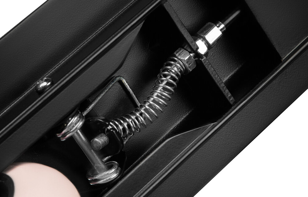 Hulajnoga SPOKEY Vacay Pro Czarno-różowy zbliżenie na amortyzator amortyzator pod kolumną kierownicy redukuje drgania prowadzenie jest stabilniejsze wstrząsy nie przenoszą się bezpośrednio na dłonie i nadgarstki zwiększa komfort jazdy poprawia kontrolę nad pojazdem zmniejsza zmęczenie