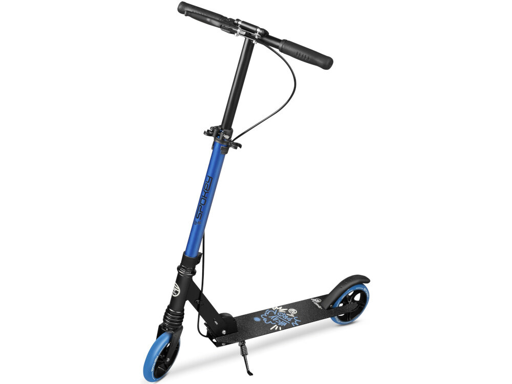 Hulajnoga SPOKEY Vacay Pro Czarno-niebieski hulajnoga na białym tle widoczna od przodu pod skosem pasja hobby komfortowa jazda mobilność