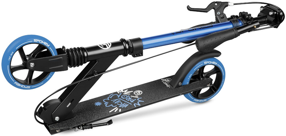 Hulajnoga SPOKEY Vacay Pro Czarno-niebieski złożona hulajnoga na białym tle wygoda funkcjonalność dla dzieci i młodzieży do jazdy rekreacyjnej dla początkujących średniozaawansowanych stabilna konstrukcja duże kółka antypoślizgowy deck wspiera rozwój sprawności fizycznej szybkie przemieszczanie się
