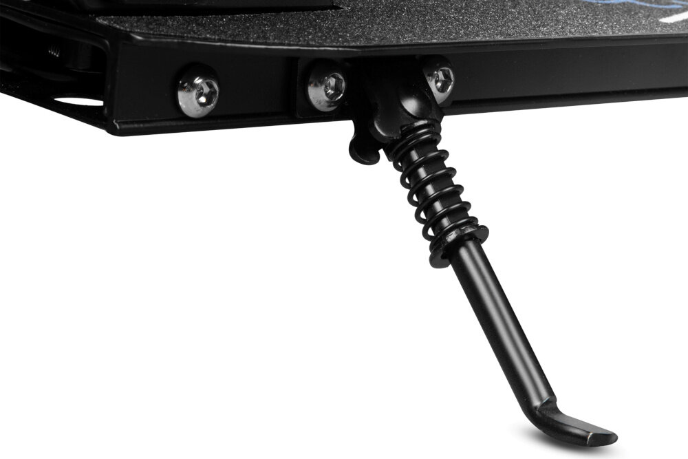 Hulajnoga SPOKEY Vacay Pro Czarno-niebieski zbliżenie na stopkę aktywny tryb życia sprawne przemieszczanie się regulowana kierownica duże kółka lekka konstrukcja możliwość składania rekreacja funkcjonalność komfortowa i bezpieczna jazda składana stopka wytrzymała nóżka w centralnym punkcie ciężkości