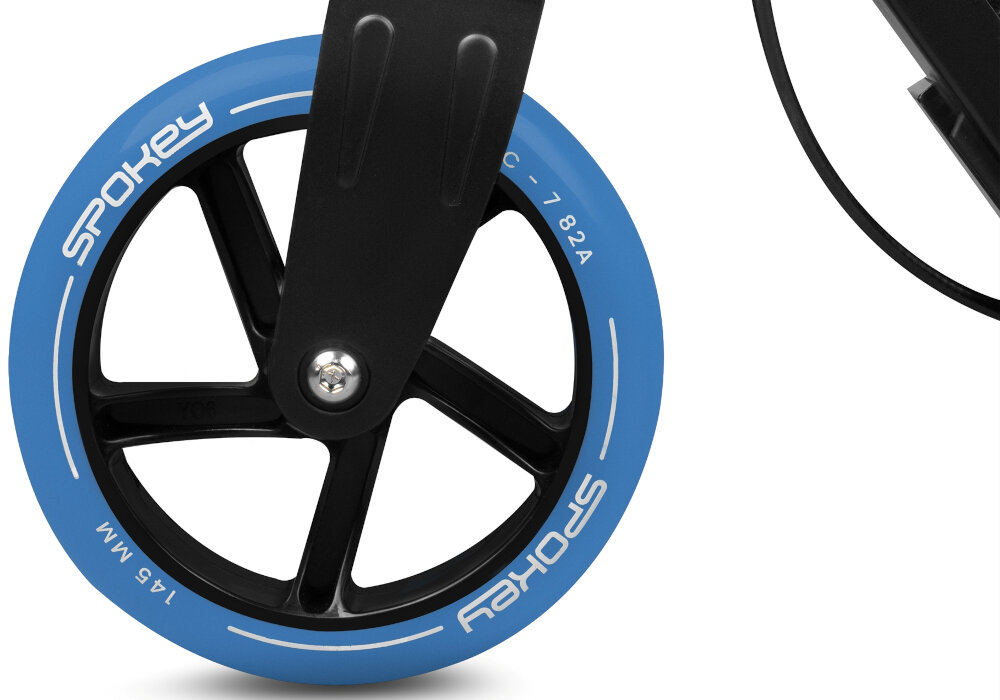 Hulajnoga SPOKEY Vacay Pro Czarno-niebieski zbliżenie na przednie kółko kółka o średnicy 145 mm z poliuretanu (PU) o twardości 82A łożyska ABEC-7 Carbon płynność jazdy stabilność ogranicza wibracje komfort duża powierzchnia styku z podłożem