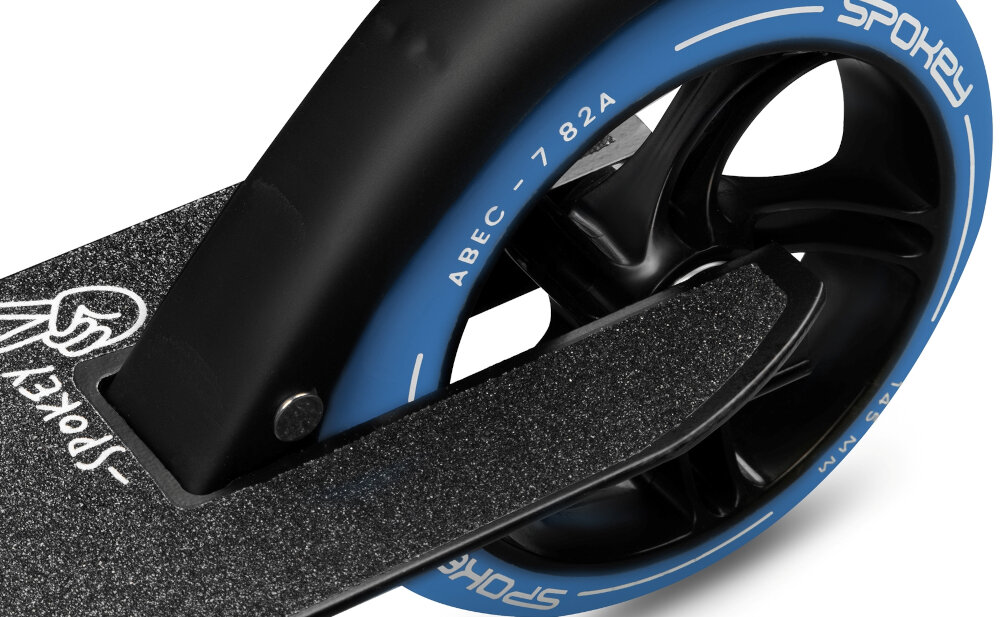 Hulajnoga SPOKEY Vacay Pro Czarno-niebieski zbliżenie na tylne koło łożyska ABEC-7 Carbon efektywność jazdy każdy ruch jest płynny hulajnoga osiąga odpowiednią prędkość bez większego wysiłku użytkownika długa żywotność kół i stabilność konstrukcji kółka zużywają się wolniej