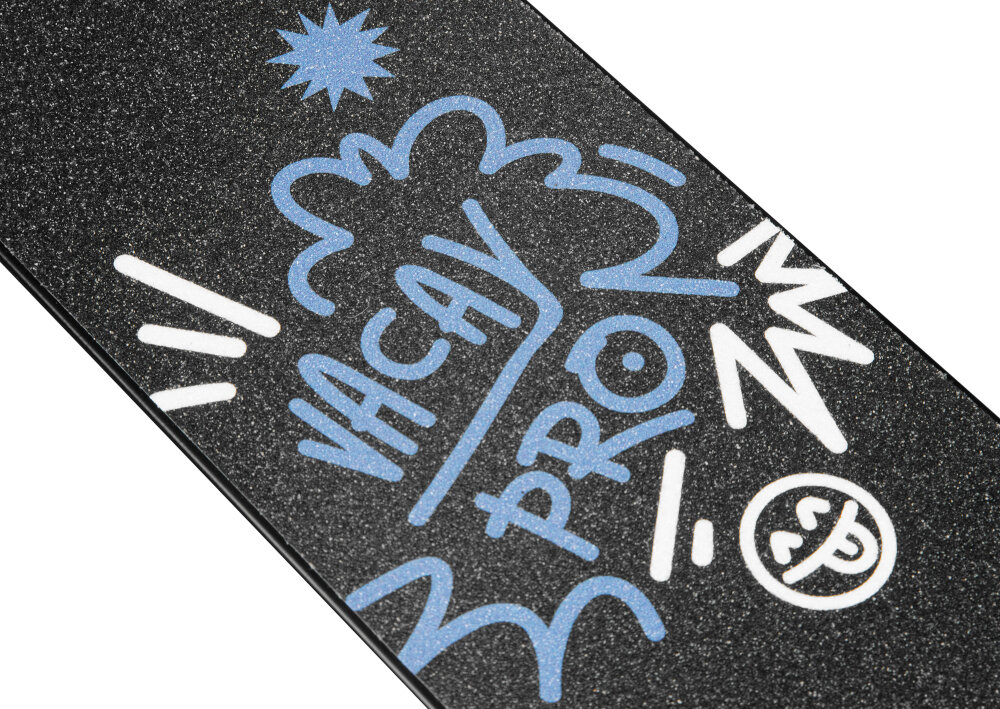 Hulajnoga SPOKEY Vacay Pro Czarno-niebieski zbliżenie na deck deck wykonany z materiałów oferujących przyczepność minimalizują ryzyko poślizgnięcia się stopy szeroki deck o wymiarach 53 x 10 cm kontrola nad hulajnogą ułatwia wykonywanie skrętów stabilna platforma