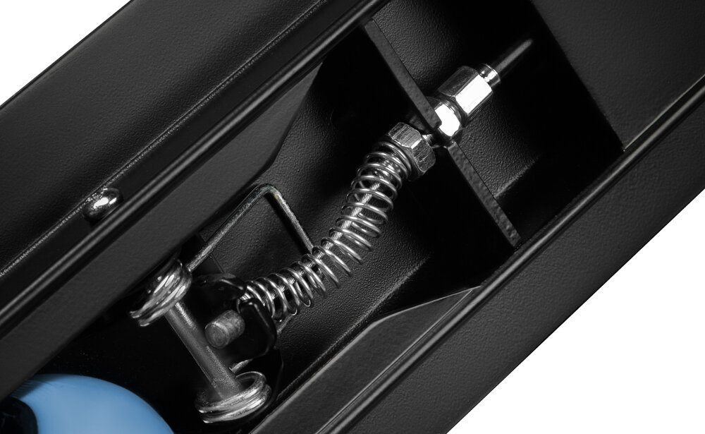 Hulajnoga SPOKEY Vacay Pro Czarno-niebieski zbliżenie na amortyzator amortyzator pod kolumną kierownicy redukuje drgania prowadzenie jest stabilniejsze wstrząsy nie przenoszą się bezpośrednio na dłonie i nadgarstki zwiększa komfort jazdy poprawia kontrolę nad pojazdem zmniejsza zmęczenie