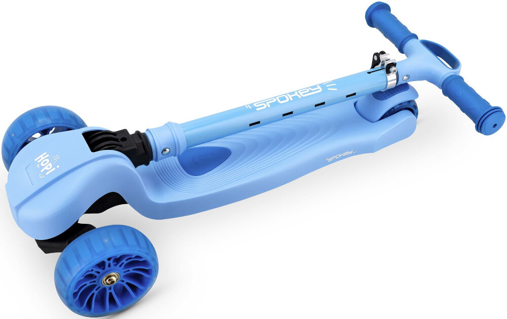 Hulajnoga dla dzieci SPOKEY Hopi Niebieski złożona hulajnoga na białym tle waga 3 kg łatwa do przenoszenia i składania wymiary 58 × 29 × 80 cm materiał wykonania nylon aluminium i stal dla dzieci o wadze do 50 kg