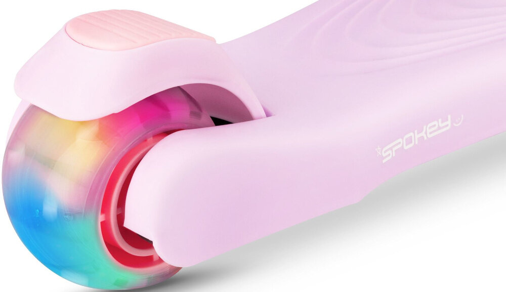 Hulajnoga dla dzieci SPOKEY Hopi Różowy zbliżenie na tylne kółko zapalone diody świecące kółka LED przyciągają wzrok poprawiają widoczność diody włączają się automatycznie podczas jazdy bezpieczeństwo atrakcyjny wygląd