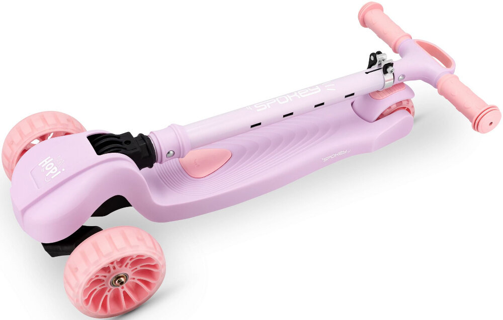 Hulajnoga dla dzieci SPOKEY Hopi Różowy złożona hulajnoga na białym tle waga 3 kg łatwa do przenoszenia i składania wymiary 58 × 29 × 80 cm materiał wykonania nylon aluminium i stal dla dzieci o wadze do 50 kg