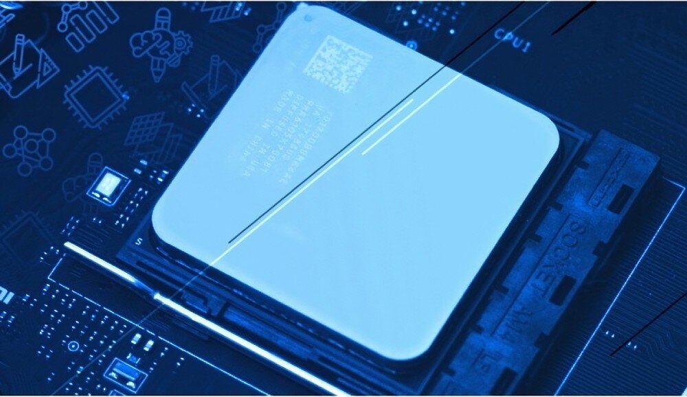 Komputer NTT proDesk ZKO-I512H610-L05HV2 Zbliżenie na procesor osadzony w gnieździe płyty głównej, przedstawione w niebieskiej tonacji graficznej, podzespoły, procesor, pamięć, karta graficzna