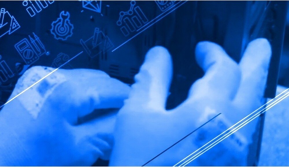 Komputer NTT proDesk ZKO-I512H610-L05PV2 Ręce w rękawiczkach technicznych wykonujące montaż podzespołu komputerowego, nałożone na graficzne, niebieskie tło z ikonami elektroniki, jakość, testy, montaż