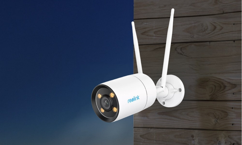 REOLINK Color Series W320X kamera z dwoma antenami zawieszona na ścianie