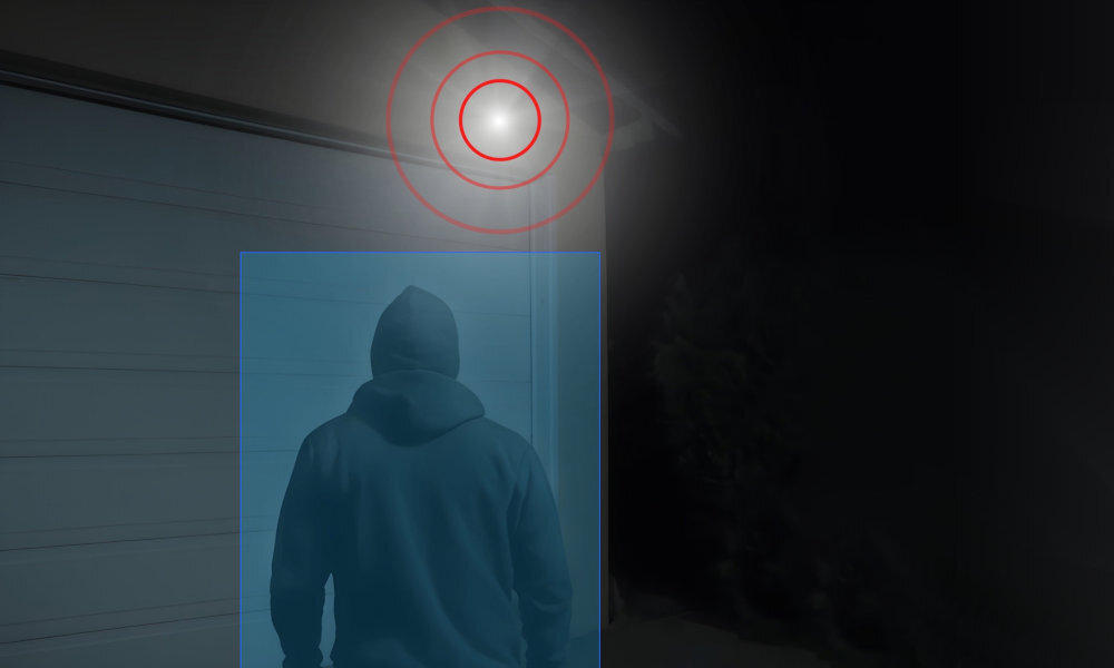 Kamera REOLINK P437 automatycznie włącza oświetlenie punktowe i syrenę alarmową dwukierunkowej komunikacji szybką interwencję lub skuteczne odstraszenie intruzów