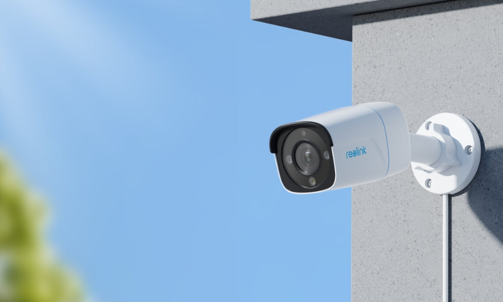Kamera REOLINK P340 kamera zawieszona na narożniku budynku