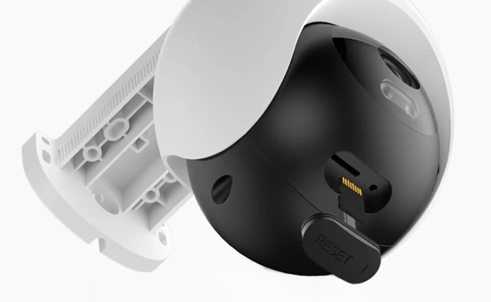 Kamera IMILAB EC6 Zewnętrzna, Wi-Fi, Kamera obrotowa kamera na białym tle z widocznym slotem na kartę pamięci obsługa karty microSD o pojemności do 256 GB bezpieczne archiwizowanie zdarzeń przechowywanie danych w chmurze funkcja udostępniania materiałów