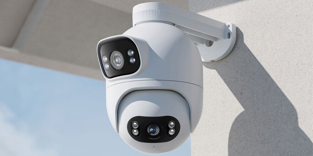 Kamera IMILAB EC6 Dual Zewnętrzna, Wi-Fi, Kamera obrotowa kamera zawieszona na elewacji budynku na tle nieba ochrona strażnik domu bezpieczeństwo stały monitoring