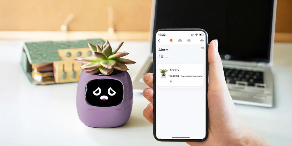 Doniczka inteligentna PLANTSIO IVY Wi-fi Fioletowy doniczka na stole obok telefon z włączoną aplikacją aplikacja IVY spersonalizowane wskazówki przypomnienie o podlewaniu analiza stan rośliny monitoruje kluczowe dane środowiskowe dostosowuje zalecenia do konkretnej rośliny integruje się z systemem Tuya IoT zdalne monitorowanie i kontrolę roślin