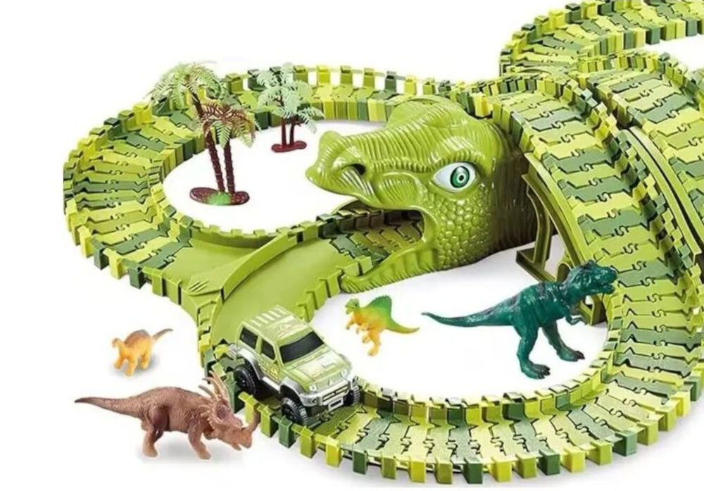 Tor EXTRALINK Park dinozaurów zbliżenie na część toru samochodzik jadący po nim białe tło atmosfera prehistorycznego parku zabawa pełna fantazji rozwijanie naturalnej ciekawości