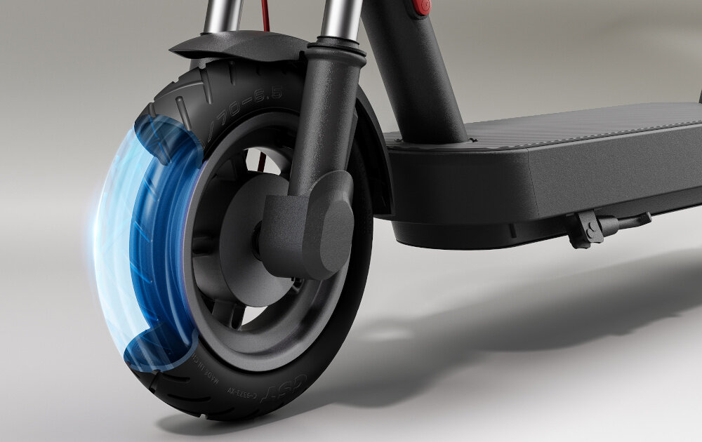 Hulajnoga elektryczna XIAOMI Scooter 5 60 km 350 W 10 cali Czarny zbliżenie na przednie koło podświetlone wnętrze koła 10-calowe koła bezdętkowe o niskim oporze toczenia duża przyczepność do podłoża opony bardzo dobrze absorbują wstrząsy i nierówności terenu stabilna wygodna jazda duża elastyczność płynne manewrowanie