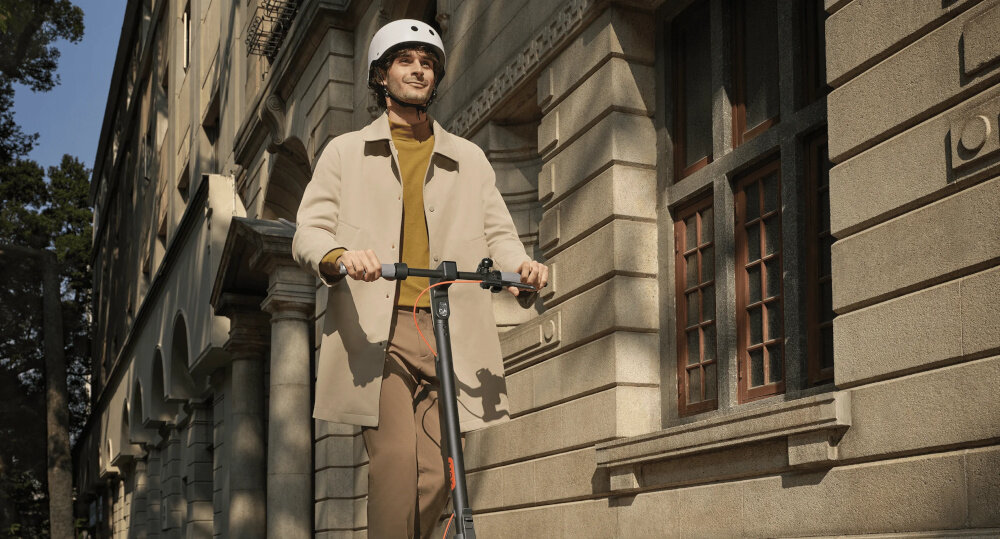 Hulajnoga elektryczna XIAOMI Scooter 5 Max 60km 400W 10 cali Czarny osoba jedzie na hulajnodze po mieście do jazdy po mieście dynamiczne ekscytujące podróżowanie szereg udogodnień praktyczne rozwiązania styl moc wygoda