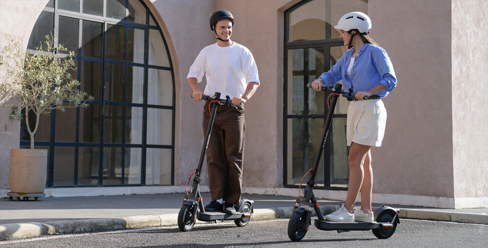 Hulajnoga elektryczna XIAOMI Scooter Elite 45km 400W 10 cali Czarny dwie osoby jadą na hulajnogach styl stabilność wygoda innowacje zarządzanie ochrona