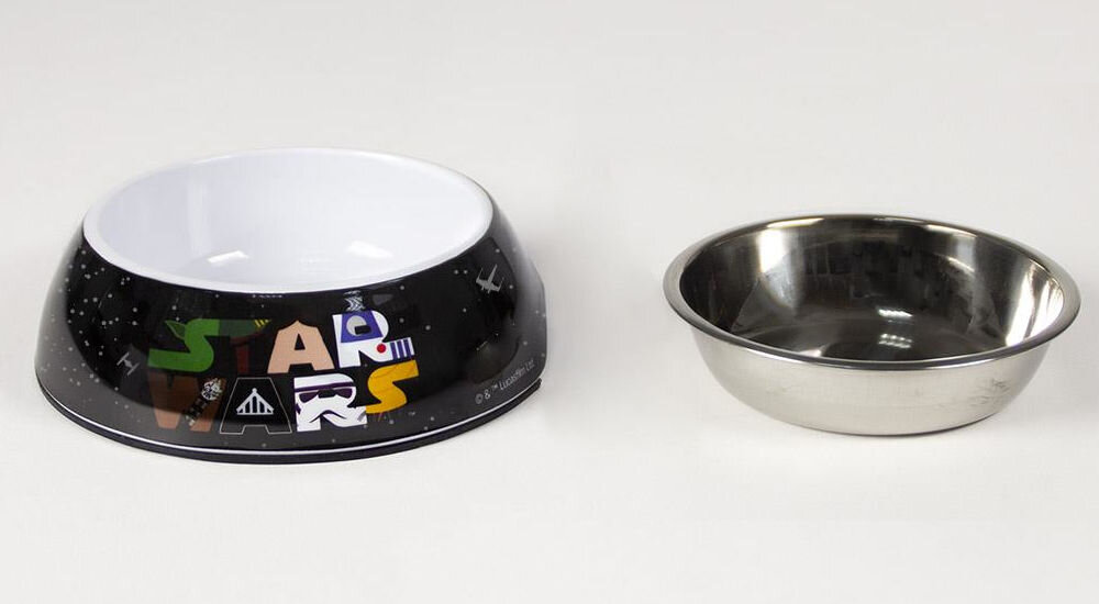 Miska dla psa CERDA Star Wars z wyjmowanym wkładem, łatwe czyszczenie, higieniczna miska, praktyczne rozwiązania dla psa - Na zdjęciu widoczne są dwie miski dla psa; jedna z nich jest wielokolorowa z motywem Star Wars i napisem Star Wars na czarnym tle, a druga jest metalowa i błyszcząca.