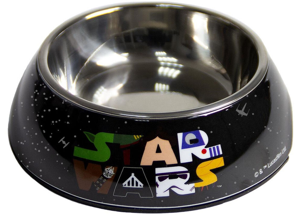Miska dla psa CERDA Star Wars, dostępne rozmiary S M L, pojemność 180 ml, średnica 14 cm, zestaw produktów dla psa Star Wars - Czarna miska dla psa z metalowym wnętrzem, ozdobiona kolorowym napisem STAR WARS oraz motywami związanymi z tą serią. Na powierzchni widoczne są drobne białe kropki przypominające gwiazdy, a w dolnym rogu znajduje się napis © & ™ Lucasfilm Ltd.