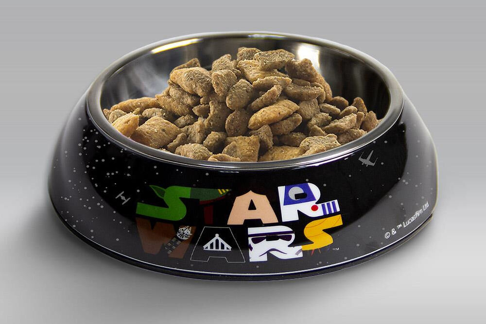 Miska dla psa CERDA Star Wars, licencjonowany design Star Wars Comics, żywe kolory, modny wzór dla psa, wystrój wnętrza - Na zdjęciu widoczna jest miska dla psa z motywem Star Wars, wypełniona suchą karmą. Na misce znajduje się kolorowy napis Star Wars oraz drobne białe kropki przypominające gwiazdy.