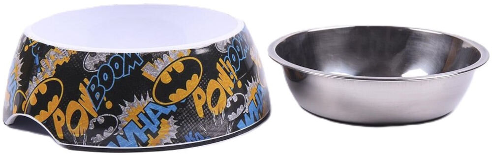 Miska dla psa CERDA Batman z wyjmowanym wkładem, łatwe czyszczenie, higieniczna miska, praktyczne rozwiązania dla psa - Na zdjęciu widoczna jest miska dla psa z motywem komiksowym, zawierająca napisy takie jak POW! i BOOM!, oraz logo przypominające nietoperza. Obok znajduje się metalowa miska o gładkiej powierzchni.
