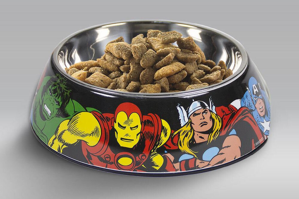 Miska dla psa CERDA Marvel z wyjmowanym wkładem, łatwe czyszczenie, higieniczna miska, praktyczne rozwiązania dla psa - Miska dla psa z motywem superbohaterów, wypełniona suchą karmą, na szarym tle. Na misce widoczne są kolorowe postacie z komiksów