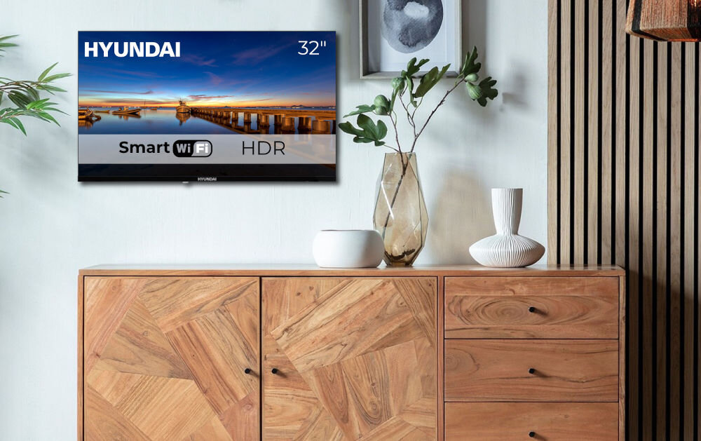 Telewizor HYUNDAI HLM32TS500 - Obraz w jakości HD, telewizor zawieszony na ścianie w salonie
