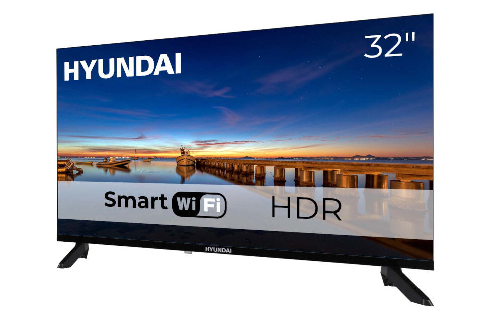 Telewizor HYUNDAI HLM32TS500 - Bogaty dźwięk przestrzenny, telewizor na białym tle po skosie