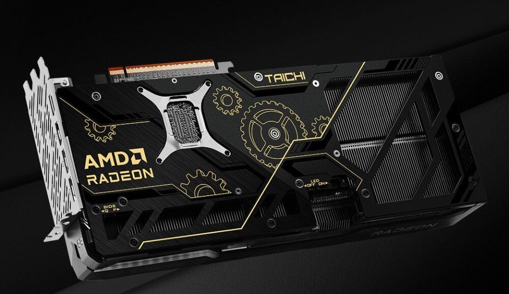 Karta graficzna ASROCK Radeon RX 9070 XT Taichi OC 16GB Czarny backplate karty graficznej ze złotymi zdobieniami w kształcie kół zębatych i napisami na ciemnym tle, płyta PCB, wygląd, backplate, kondensatory